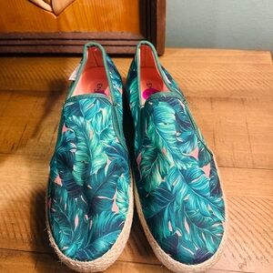 Enjoiva Green Tropical Leaf Print Slip-On Espadrilles Vacation Shoes Size 8.5